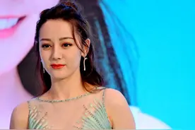 迪丽热巴站台 终于高调 完全认不出了！图片
