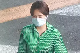 杨紫现身机场，一件绿色的衬衫搭配牛仔裤，羡慕和张一山的友情图片