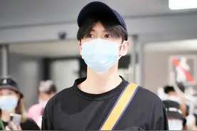 张云龙头戴鸭舌帽一身黑衣 获粉丝接机人气旺图片