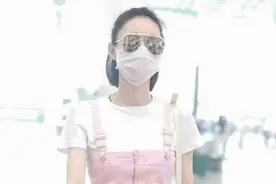 王丽坤也太嫩了吧！穿粉色背带裙配白T恤走机场，说高中生都信图片
