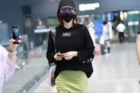 苗苗时尚感真强，黑色卫衣配牛油果绿针织裙，清新减龄白腿吸睛图片