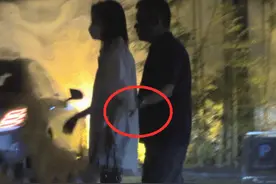王子文街边被揩油，深夜聚会遭男友人牵手搂腰，强行推进车同离开图片
