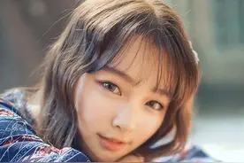 邻家女孩气息的外表，身着深色的民族风格条纹短裙图片