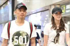 林丹谢杏芳低调走机场，都穿白T恤配棒球帽，谢杏芳的腿又直又细图片