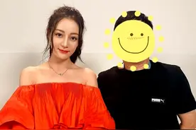 迪丽热巴荧幕前后对比，无滤镜生图是真美！一字肩连体衣明艳动人图片