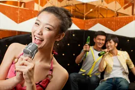 同事：“我来买单吧”，你：“谢谢你呀”，活该你人际交往能力差图片