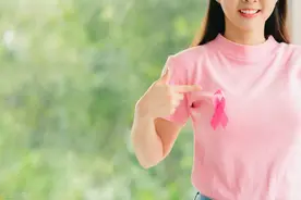 26岁女孩被确诊乳腺癌，痛哭不已，医生怒斥：这3件事做太多了图片