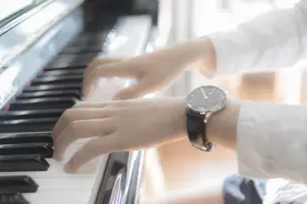 故事：离异后被小10岁帅哥追求，他太会撩，我抵挡不住要心动了图片