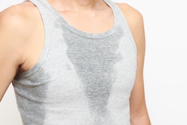 半夜睡觉出汗不当回事?提醒:这是一种病叫做"盗汗"