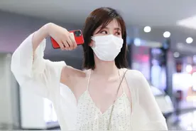 乔欣又变样了？“皮包骨”生图爆光，新短发超美腻但变平胸好尴尬图片
