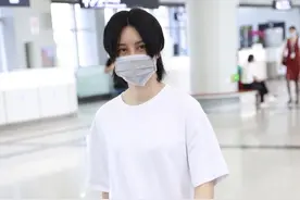 《超女》冠军尚雯婕现身机场，白色长衫搭配黑色紧身裤，简单有型图片