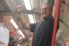 英国富二代地铁撒泼，还让同车黑人乘客滚回非洲，被一拳打倒在地图片