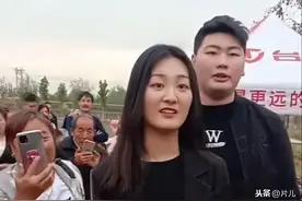 大衣哥儿媳被怼脸拍，成了村民拍摄新目标，家庭背景被曝光图片
