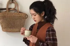 焦糖色很美，搭配更重要，别穿错了图片