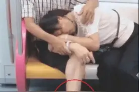 男子地铁上搂妻子入睡，看到男子穿的鞋子，网友：嫁给爱情图片