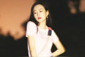 王鸥深夜营业真放得开，穿修身T恤配牛仔短裤，女团身材让人心动图片