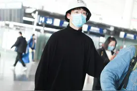 刘昊然穿黑色高领T搭配工装裤现身，斯文儒雅是乖巧男孩子图片