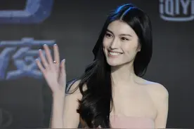 何穗出场的各种穿搭是不是很耐看，其实是人也长得比较漂亮图片