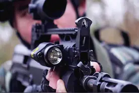 最新魔改型95式步枪出现，颜值颇高，已经装备武警特战图片