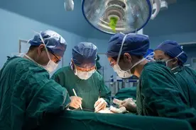 如何看待医生拒绝给艾滋病人做手术？图片