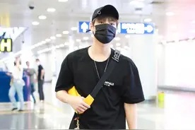 街拍：李振宁黑色T恤+工装短裤+帆布鞋+Burberry黄色腰包帅气随性图片