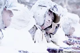 冰雕连幸存者，穿着单衣在雪地里趴3天3夜，每天吃3个土豆图片