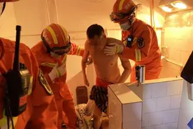 肥皂掉坑里要不要捡？这名男子捡了，结果…(视频)图片