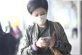 “小婉君”素颜走机场，棒球服搭马丁靴简单随性，40岁身材依旧图片
