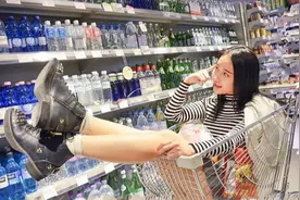 搞笑GIF开心一刻：小姐姐这套连衣裙真好看，特别是你穿上更好看图片