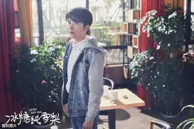 《冰糖炖雪梨》张新成临时加戏公主抱吴倩，两人差点摔倒在冰上图片