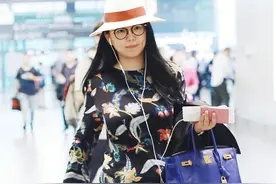 李湘真是"葫芦身材"，一身印花用黑底衬着不显胖，气质好优雅图片