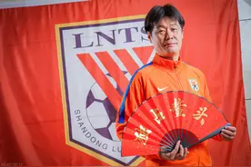 山东鲁能拍摄创意写真，主帅李霄鹏独占鳌头，队长蒿俊闵意气风发图片
