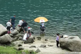 湖北宜昌：垂钓者们江畔钓鱼，姿态奇葩悠闲自在，网友：羡慕嫉妒图片