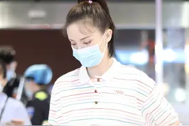 金晨扎高马尾穿短裙秀美腿 对镜笑弯眼可可爱爱图片