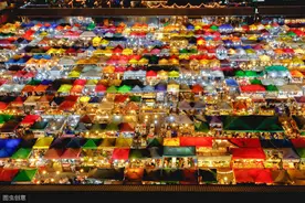 打卡泰国曼谷火车夜市，巧遇抖音网红泰国西施，吃遍国民小吃。图片
