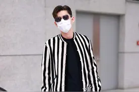张翰这么穿超显身材，条纹夹克配西裤修身有型，细直长腿很是抢镜图片