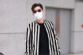 张翰这么穿超显身材，条纹夹克配西裤修身有型，细直长腿很是抢镜图片