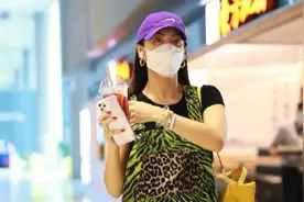 张雨绮真是姐圈top，机场穿豹纹裤任性自拍，裤腿拖地走路都带风图片
