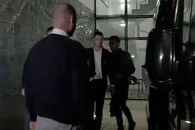 C罗带乔治娜、迷你罗返回葡萄牙，去医院探望生病母亲图片