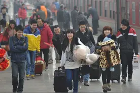 临近年底，农民日薪三四百，却说没钱过年，为啥？真穷还是假穷？图片