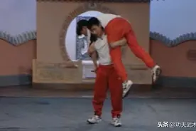 经典的中国跤技法，防敌摆拳并将其重摔于地面使之丧失侵害能力图片