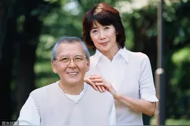 “老夫少妻”有真爱吗？60岁教授娶42岁再婚女子，对方却只谈钱图片