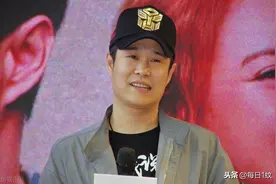 小品：小沈阳，沈春阳一首《爱是你我》开口就赢得了观众热烈掌声图片