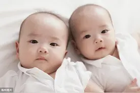 妻子生下双胞胎，一个是丈夫亲生的一个没有血缘关系，什么原因？图片