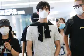 吴磊Michael KorsT恤+黑色运动裤，运动鞋休闲帅气图片