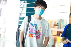 街拍：郭文滔白色卡通tee+运动裤+帆布鞋+双肩包国民校草图片