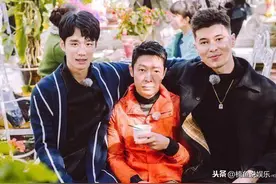 撒贝宁终于挤上C位却满脸不高兴，像被绑架了一样，原谅我笑了图片