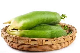 炖羊肉时，用青萝卜还是白萝卜？别用错了，不然羊肉都不好吃图片