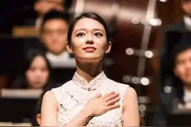 郎朗妻子身材够硬核！穿旗袍裙演出胯比肩还宽，堪称国版卡戴珊图片