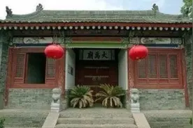 火葬场门前一副对联：早来晚来早晚都来，一看下联，这也太绝了图片